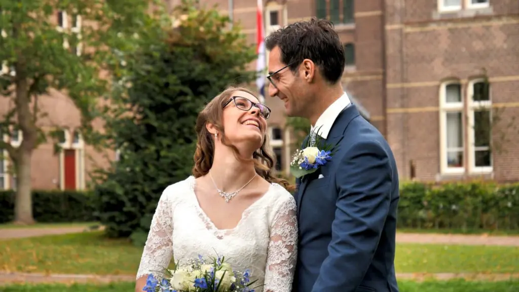 Videograaf Heemstede met verliefd bruidspaar in kloostertuin