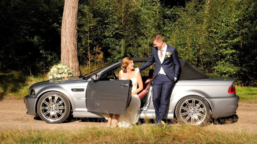 Videograaf Nijkerk filmt bruidspaar met trouwauto