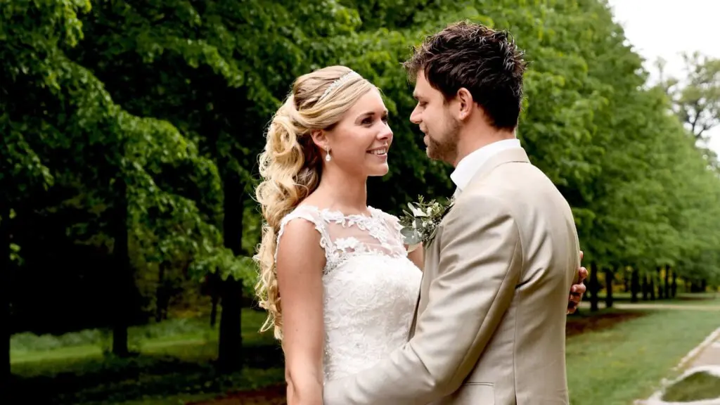 Bruidspaar kijkt elkaar verliefd aan