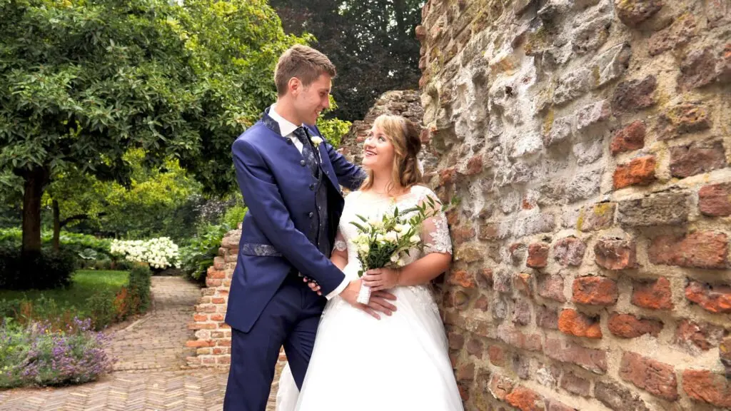 Videograaf Wijk bij Duurstede met bruidspaar bij kasteelmuur