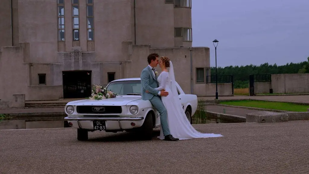 Trouwfilm Harskamp. Met auto radio kootwijk.