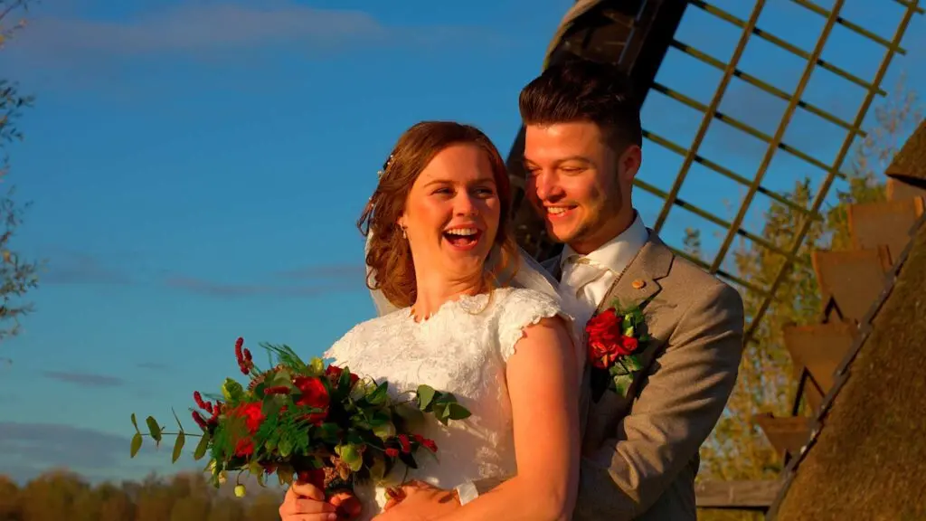 Same Day Edit Dussen - Vrolijk bruidspaar bij molen Dussen.