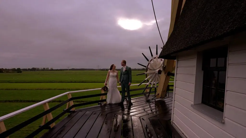Trouwfilm Baarn - Bruidspaar op molen Westbroek.