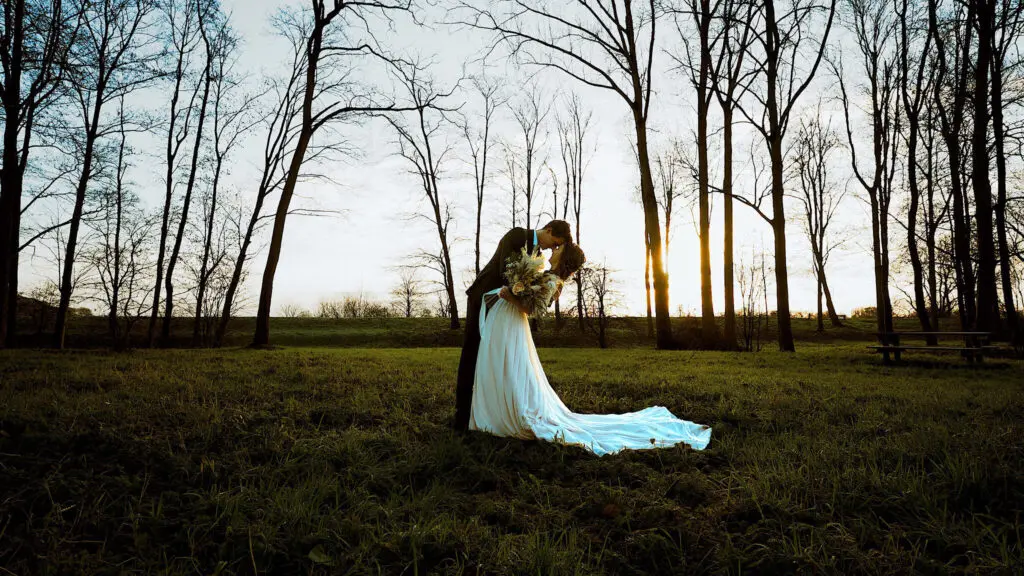 Trouwfilm Ederveen - Bruidspaar romantisch bos Kasteel Doorwerth - Cinemora
