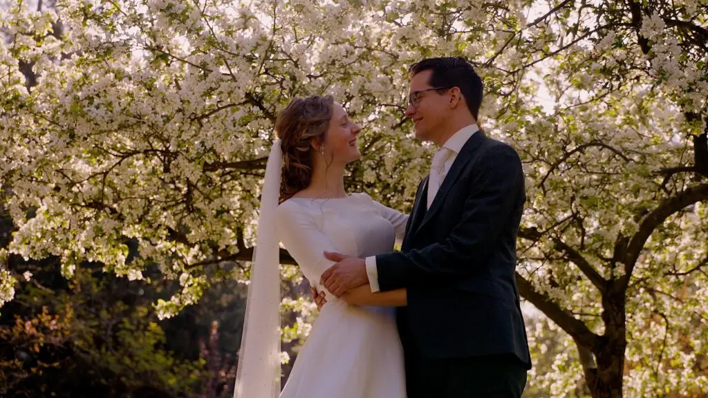 Trouwfilm Wageningen - Belmonte Arboretum bruidspaar bloesemboom