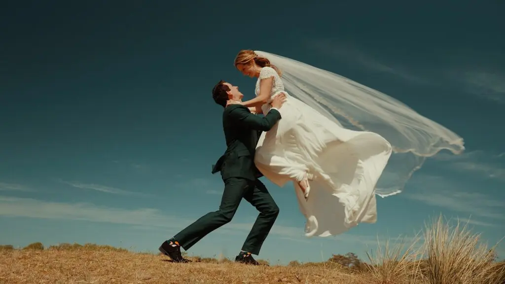 Trouwfilm Houten - Bruidegom tilt bruid op - Cinemora.