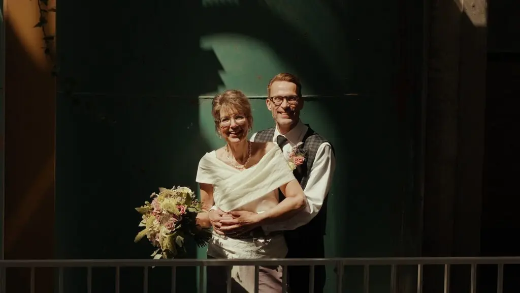 Trouwfilm Uden en Noordkade Veghel trouwfilm in fabriek - Cinemora.