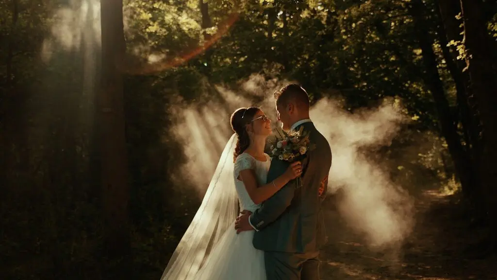 Trouwfilm Nederhemert - Bruidspaar in het bos - Cinemora.