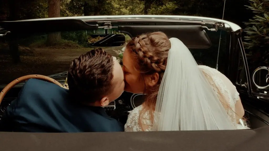 Apeldoorn - Kus in trouwauto - Cinemora.