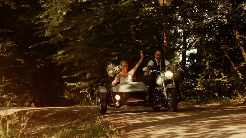 Bruidspaar arriveert op motor bij Kasteel Duurstede - Cinemora.