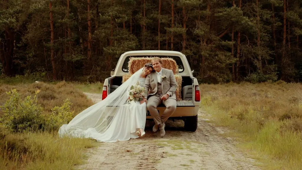 Wekerom - Bruidspaar achter in Pickup - Cinemora.